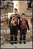 2 jongentjes poserend, Jerash - JordaniÃ« , zaterdag 22 december 2007